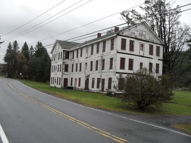 File:White Sulphur Springs Hotel 2009.jpg