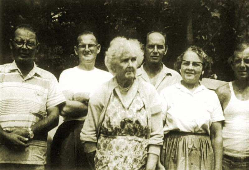File:Alice Freleigh Tallman w children.jpg