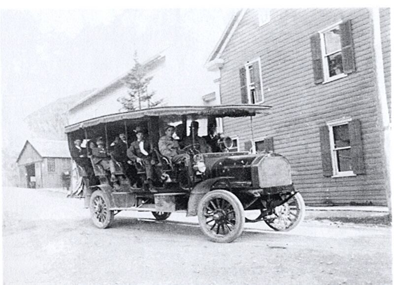 File:Buss at Lower Hotel.jpg