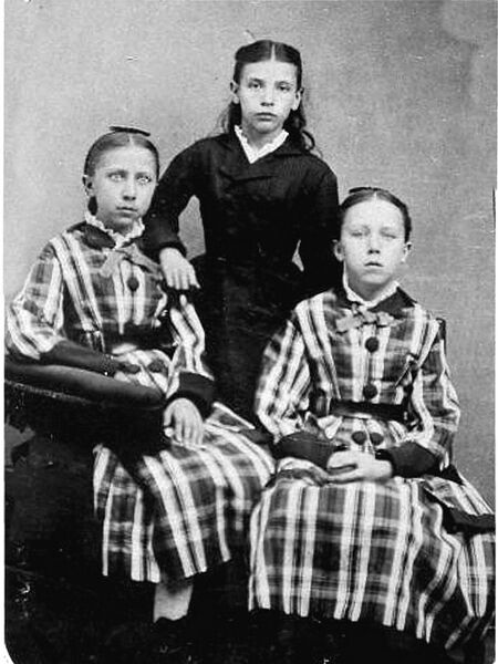 File:Minnie Bell Onderdonk with two other girls2.jpg