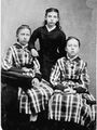 Minnie Bell Onderdonk with two other girls2.jpg