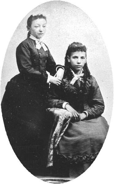 File:Minnie Bell Onderdonk with another girl.jpg