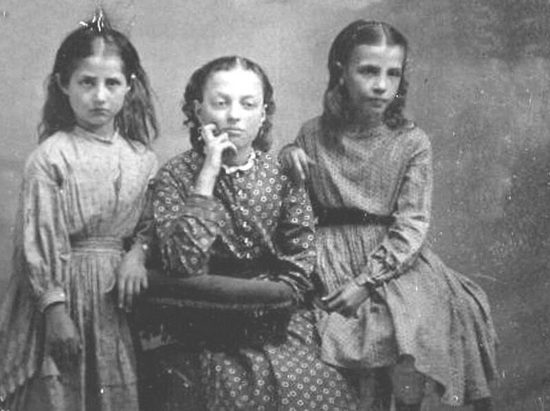 File:Minnie Bell Onderdonk with two other grils.jpg