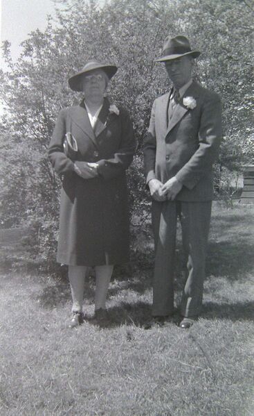 File:Frank Wright wife Luella Bassler dressed up.jpg