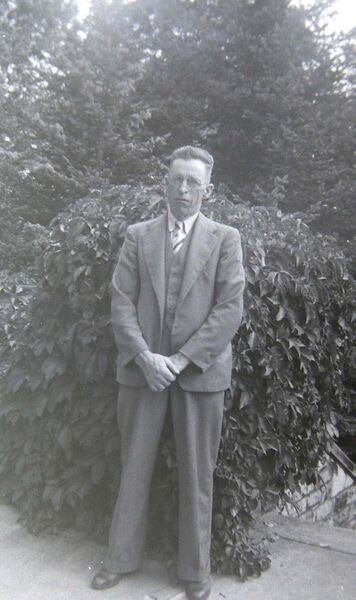 File:Wright - Frank unk location.jpg